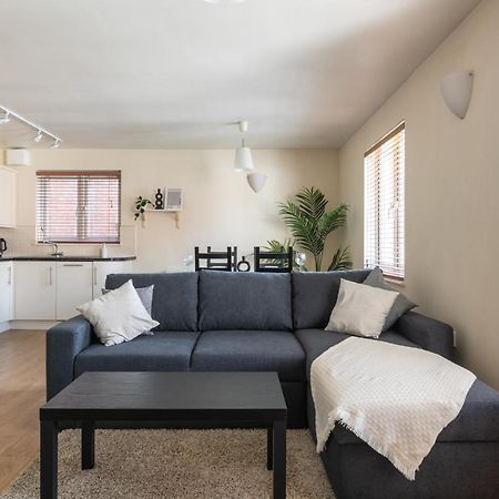 Spacious 2Br Flat - 2 Free Parking Spaces - Near Lgw Airport Crawley  Ngoại thất bức ảnh