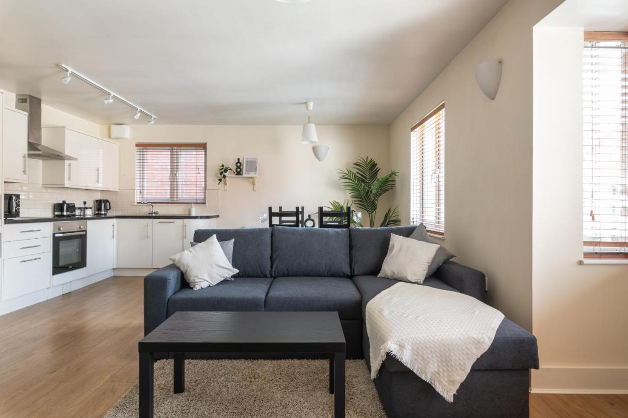 Spacious 2Br Flat - 2 Free Parking Spaces - Near Lgw Airport Crawley  Ngoại thất bức ảnh