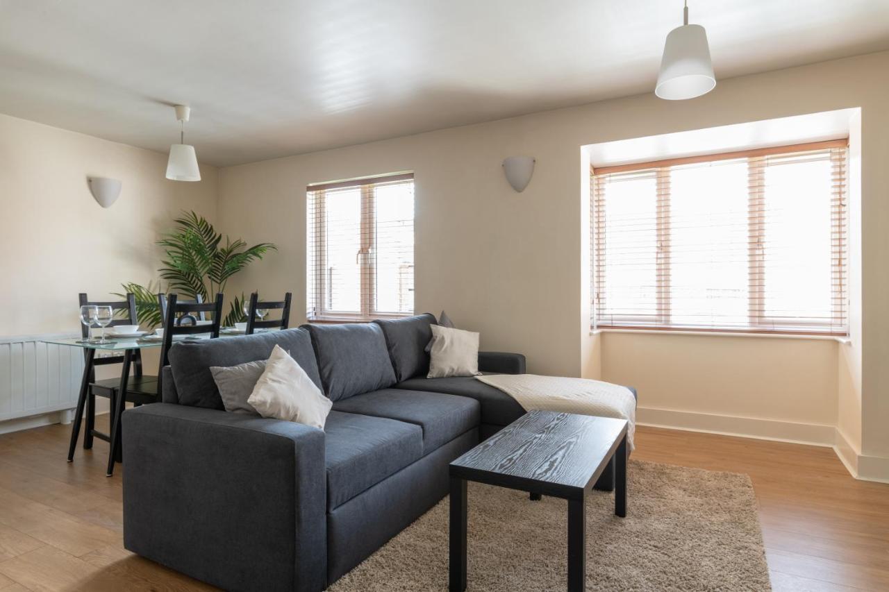 Spacious 2Br Flat - 2 Free Parking Spaces - Near Lgw Airport Crawley  Ngoại thất bức ảnh