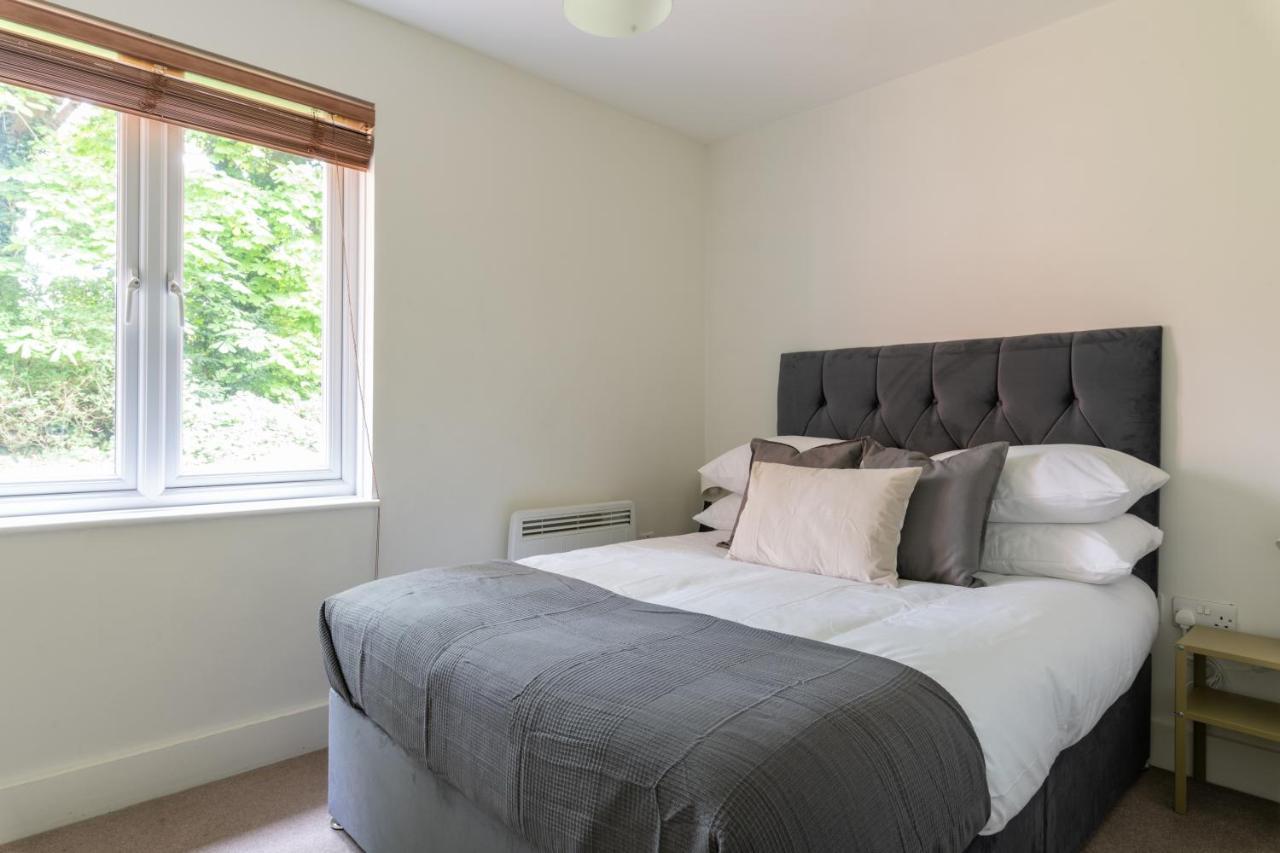 Spacious 2Br Flat - 2 Free Parking Spaces - Near Lgw Airport Crawley  Ngoại thất bức ảnh